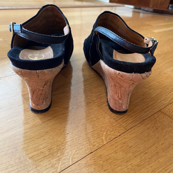 Earthies 8.5 Black suede, open-toed wedge - Picture 2 of 6